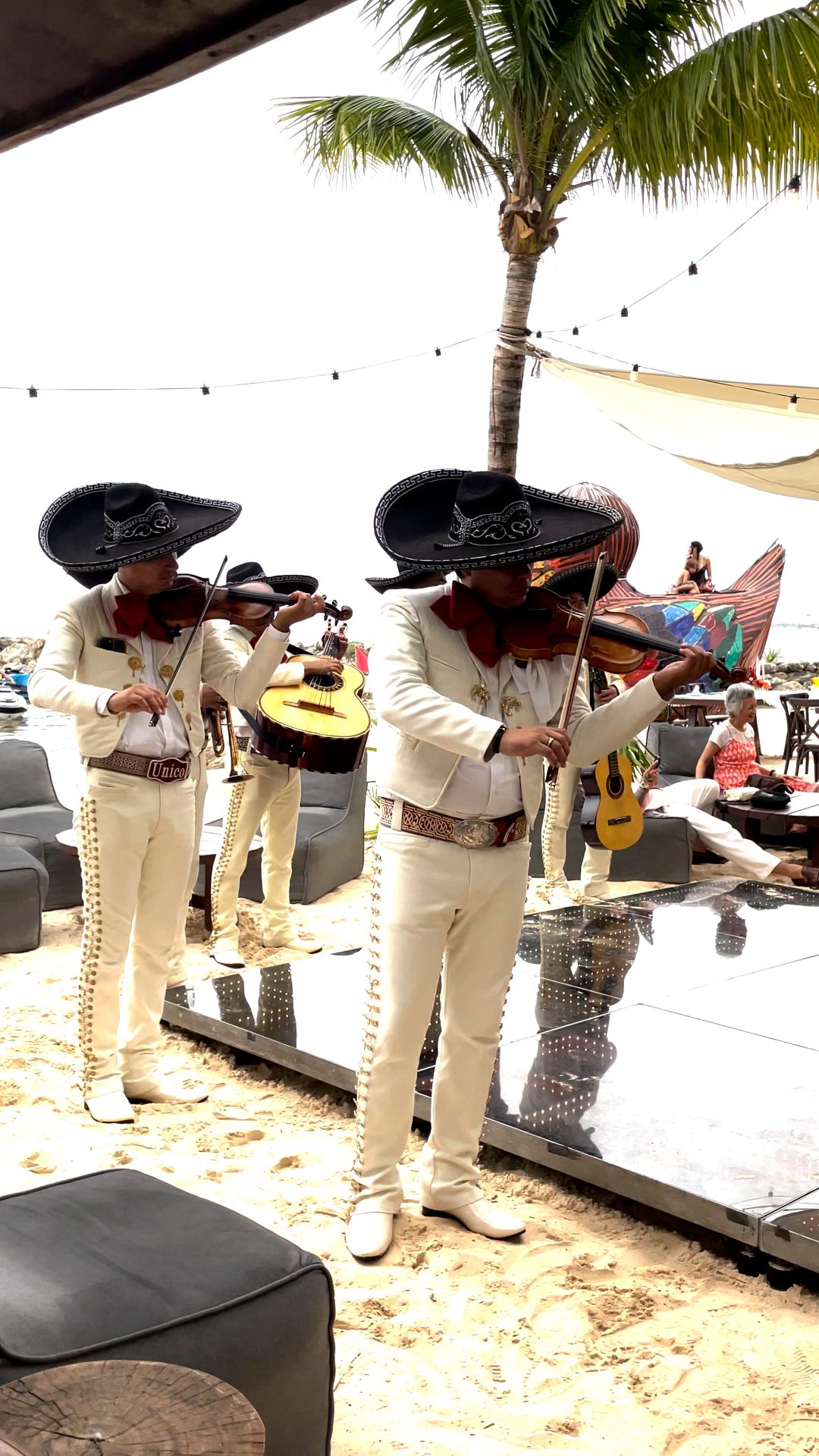 Mariachi en Cancún — Mariachi Bungalow Beach Cancun